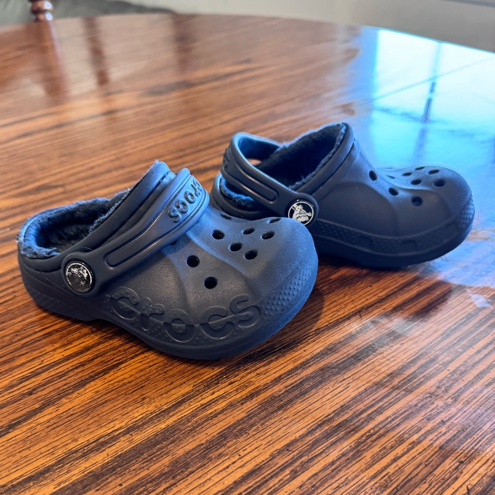 CROCS Kids Navy Blue Fleece-Lined Clogs